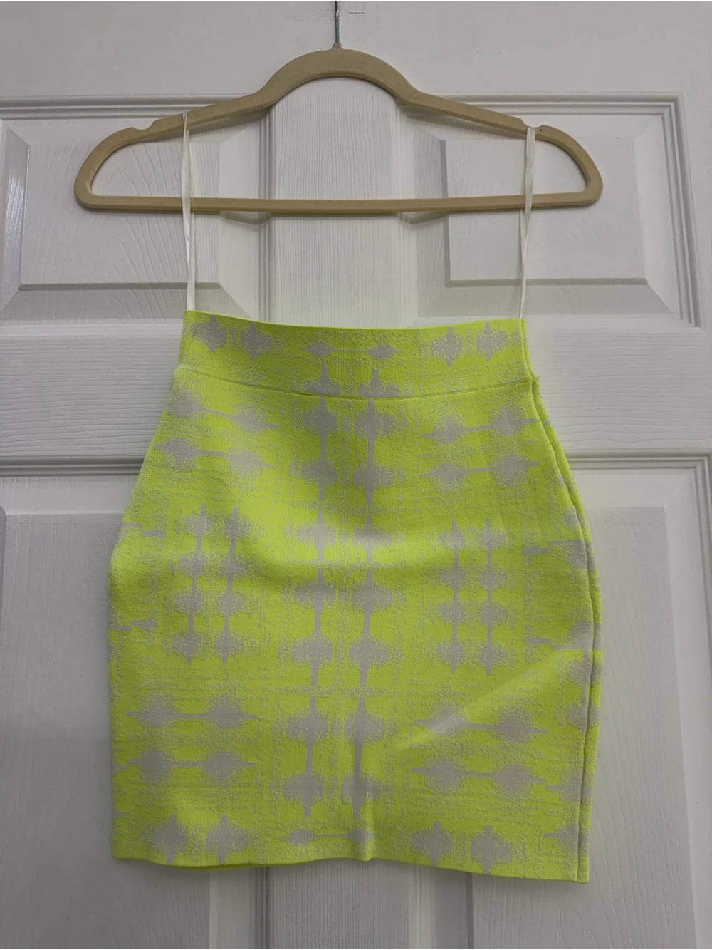 BCBGMAXAZRIA Neon Yellow & White Bandage Mini Skirt – Size S